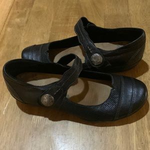 Used leather shoes. Size 8 Mary Janes by Taos.
